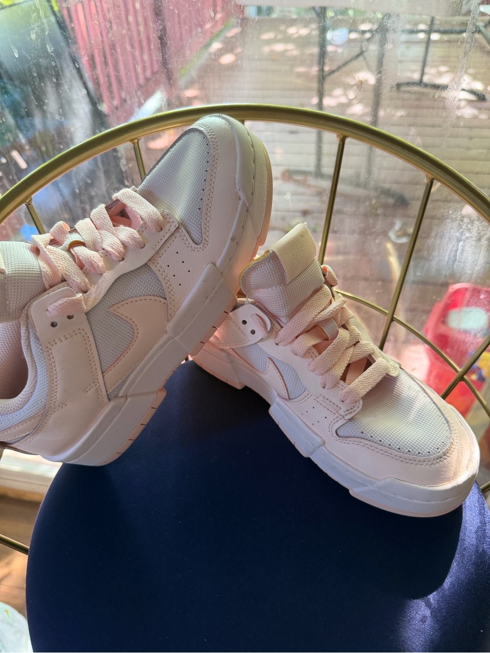 Nike Kids Low-Top Sneakers in Pale Pink and White
